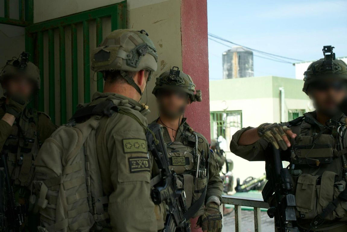 מטענים בכיתות לימוד בבית הספר 'אבראהים אלמקאדמה'