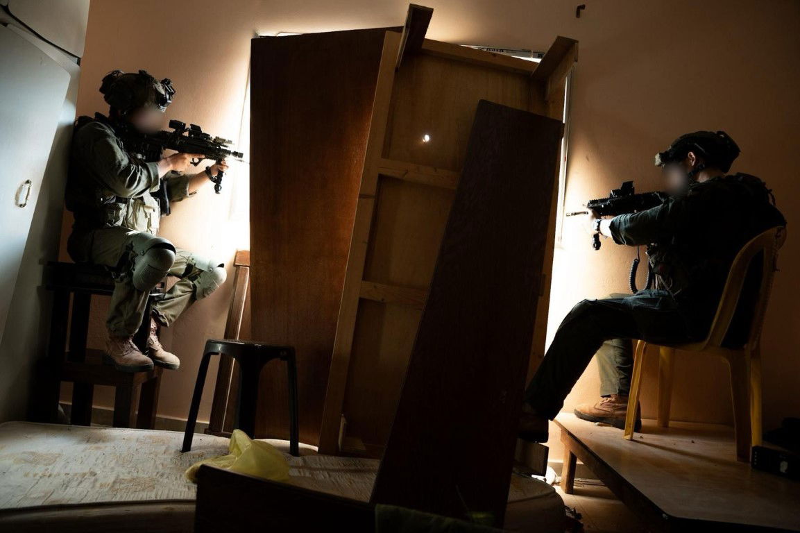 מטענים בכיתות לימוד בבית הספר 'אבראהים אלמקאדמה'