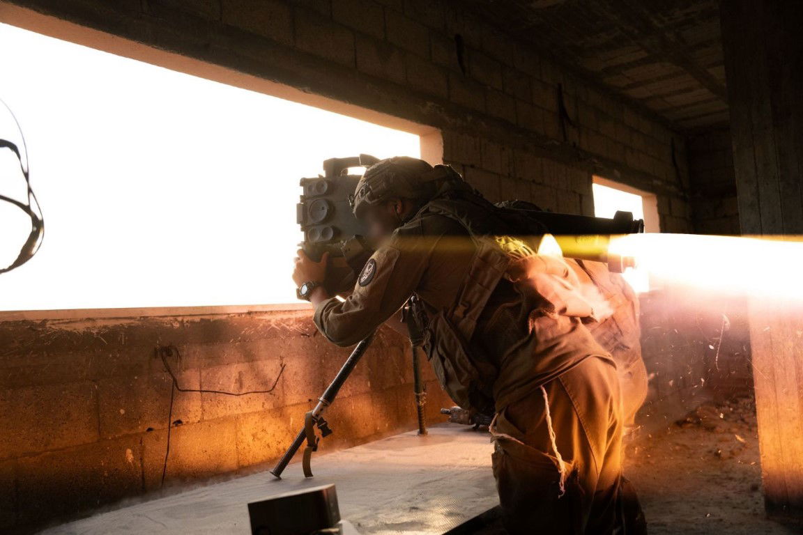 מטענים בכיתות לימוד בבית הספר 'אבראהים אלמקאדמה'