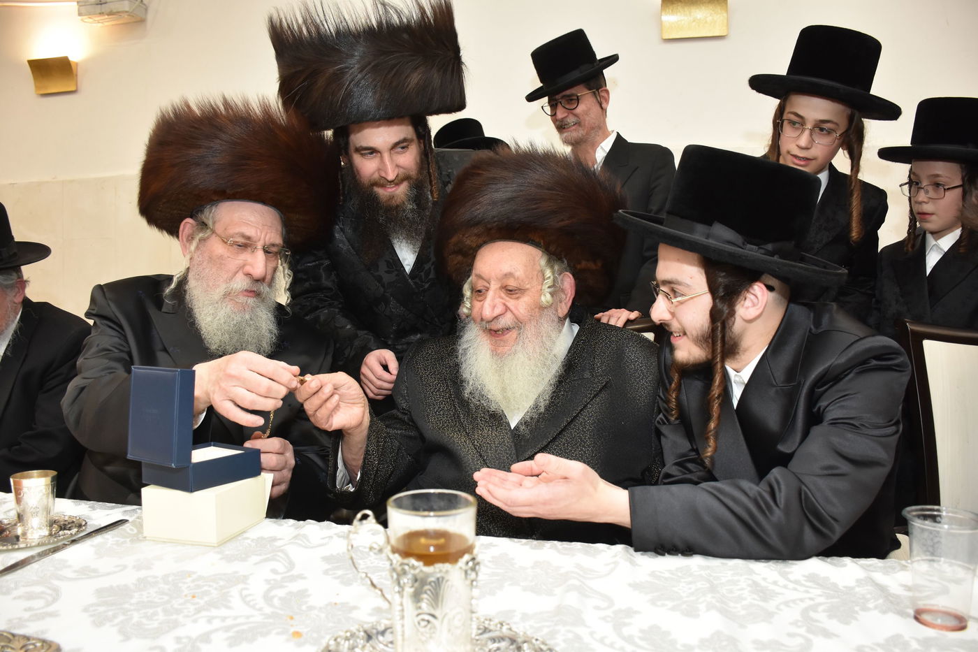 החתן הבנש"ק ענד שעון זהב שקיבל מהמחותן | תיעוד 