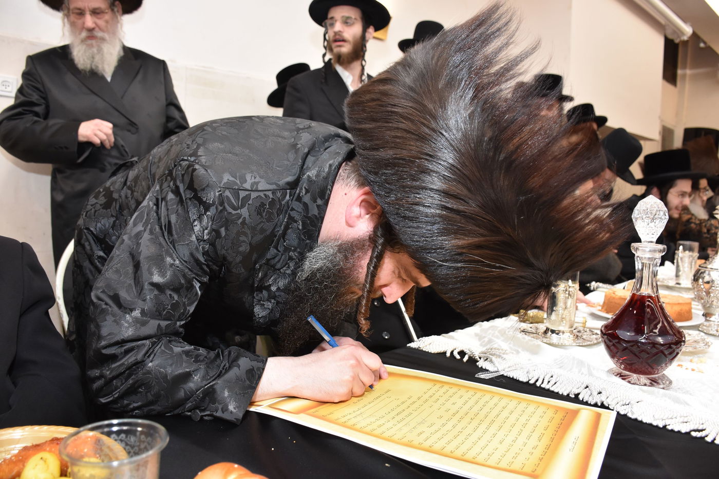 החתן הבנש"ק ענד שעון זהב שקיבל מהמחותן | תיעוד 