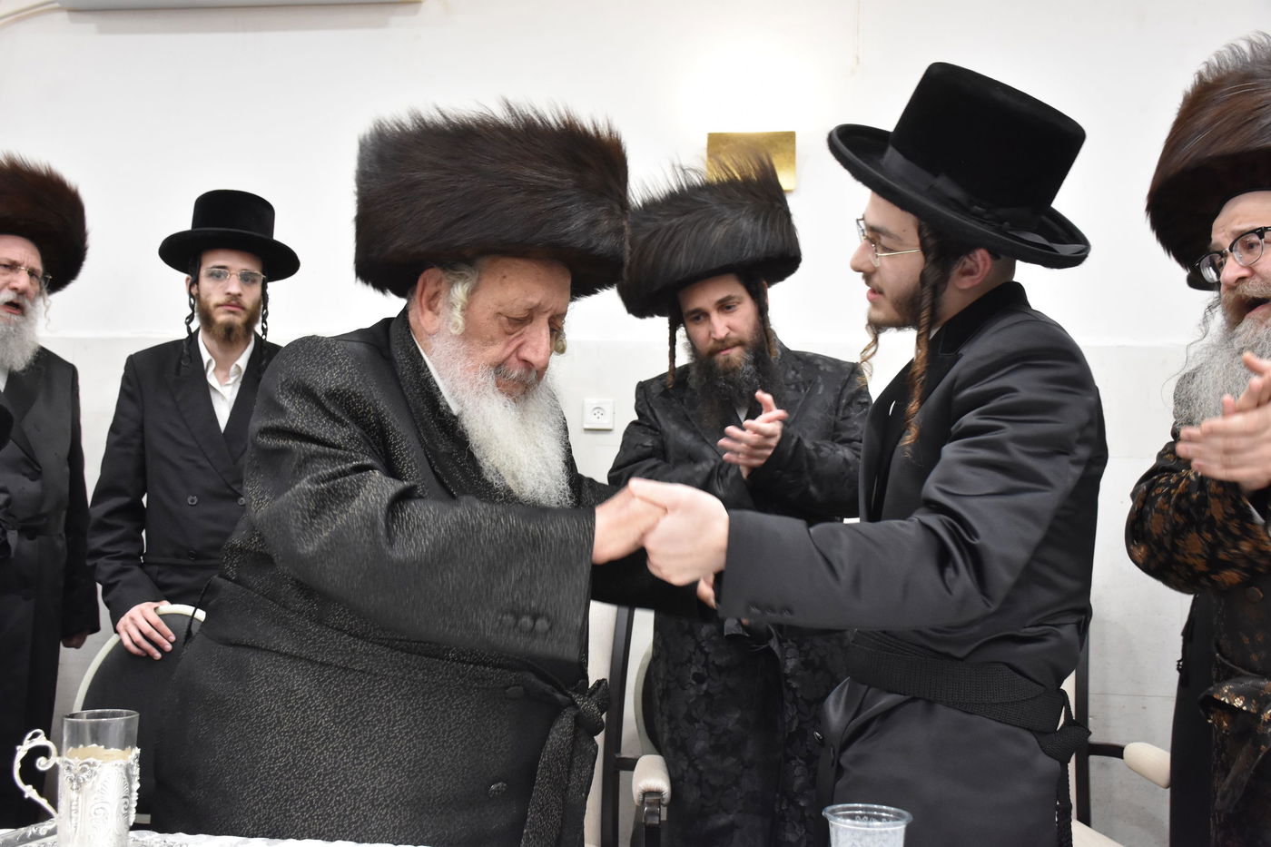 החתן הבנש"ק ענד שעון זהב שקיבל מהמחותן | תיעוד 