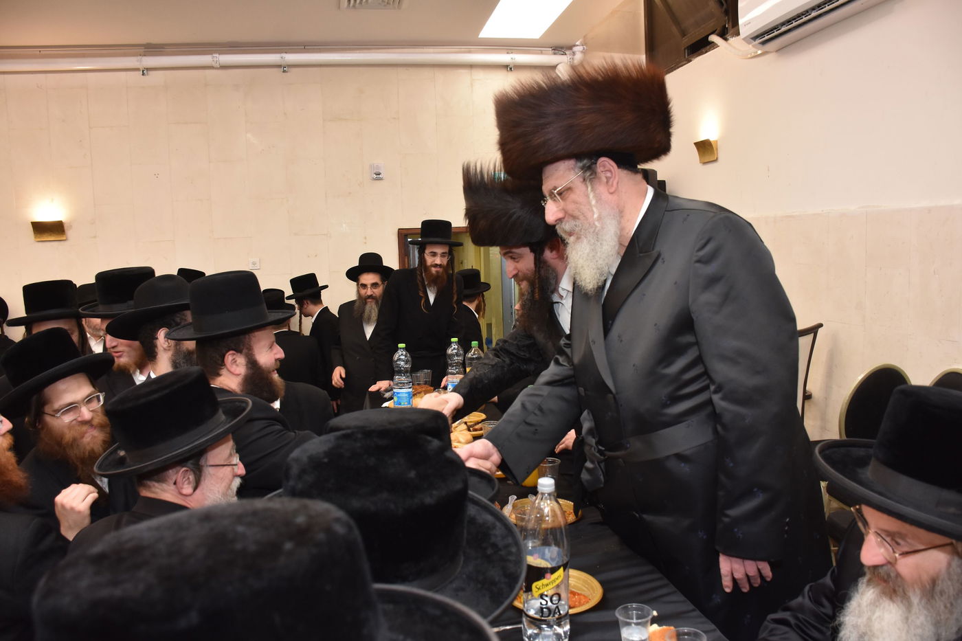 החתן הבנש"ק ענד שעון זהב שקיבל מהמחותן | תיעוד 