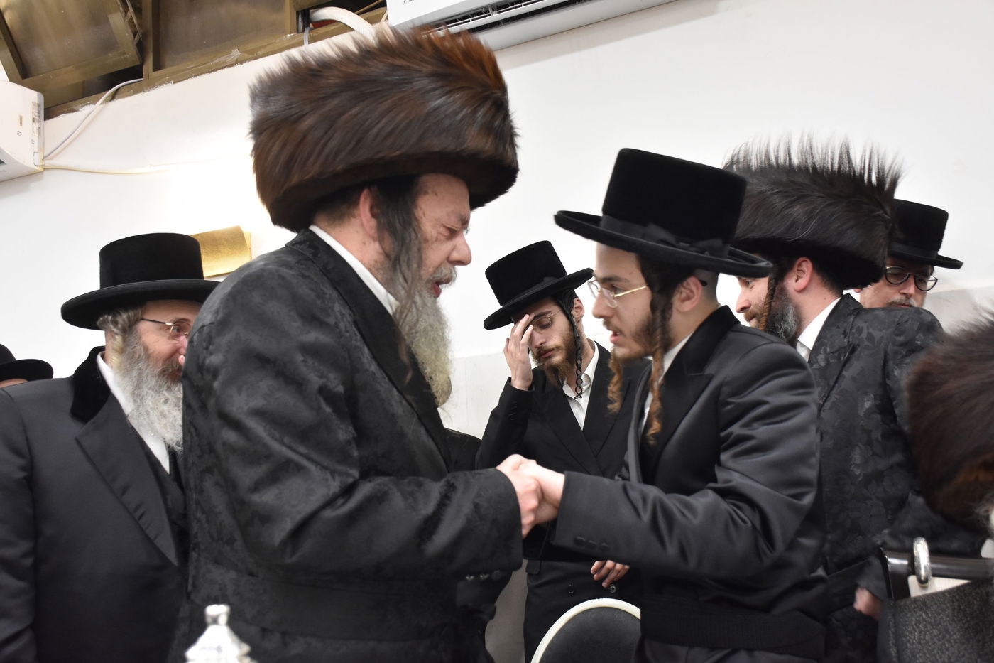 החתן הבנש"ק ענד שעון זהב שקיבל מהמחותן | תיעוד 