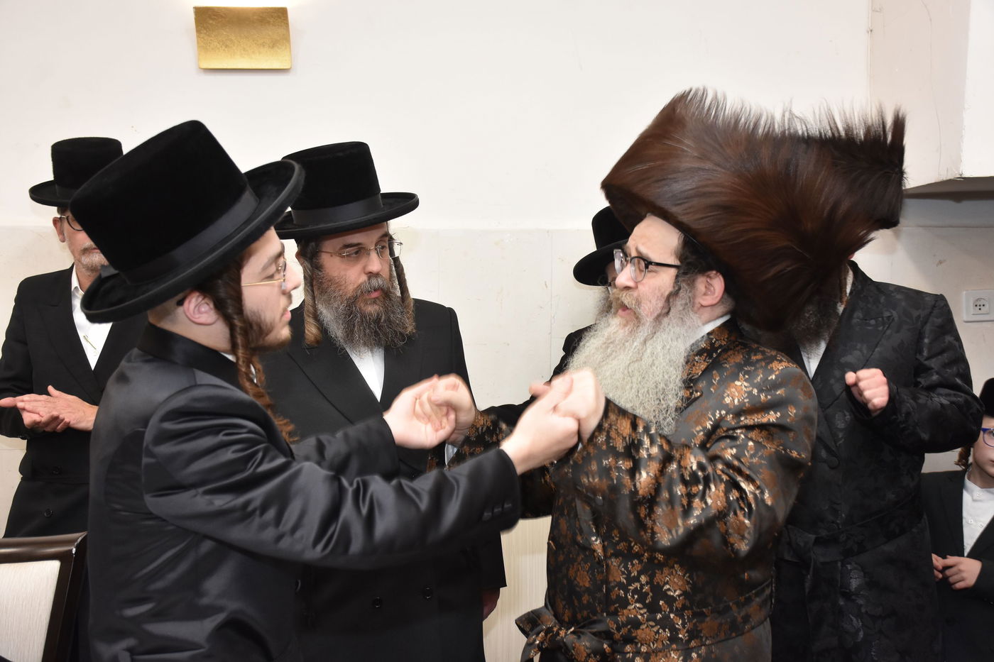 החתן הבנש"ק ענד שעון זהב שקיבל מהמחותן | תיעוד 