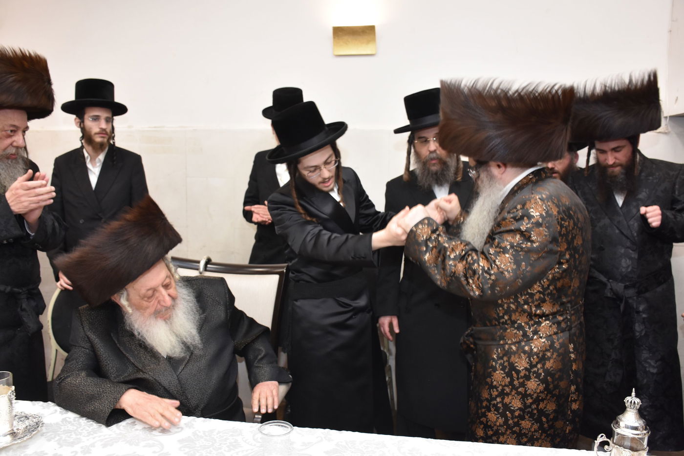 החתן הבנש"ק ענד שעון זהב שקיבל מהמחותן | תיעוד 