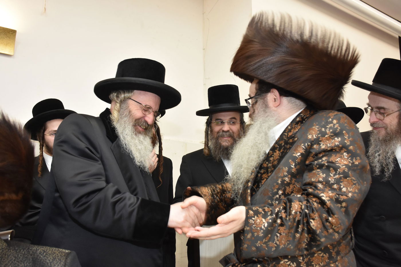 החתן הבנש"ק ענד שעון זהב שקיבל מהמחותן | תיעוד 