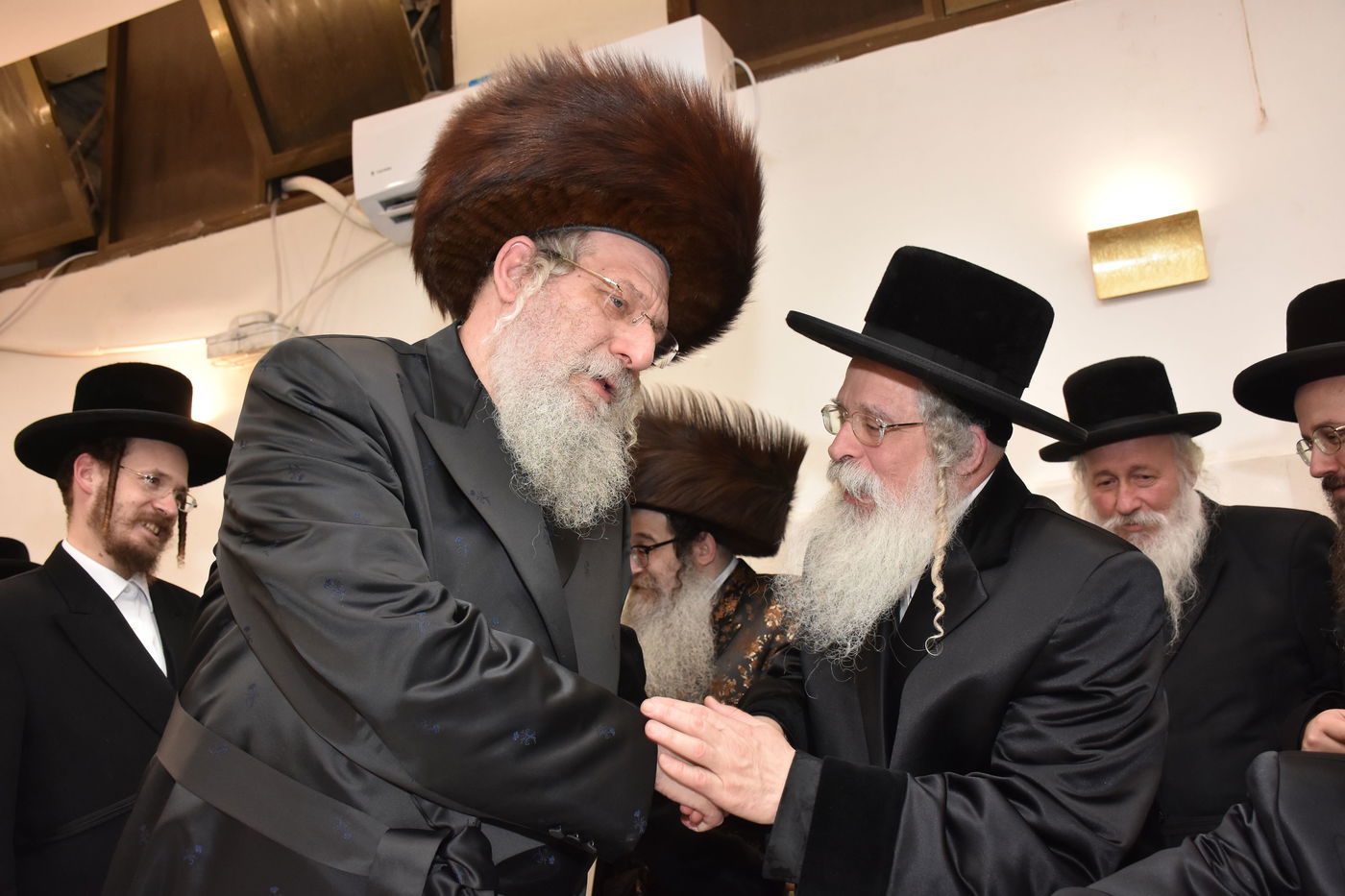 החתן הבנש"ק ענד שעון זהב שקיבל מהמחותן | תיעוד 