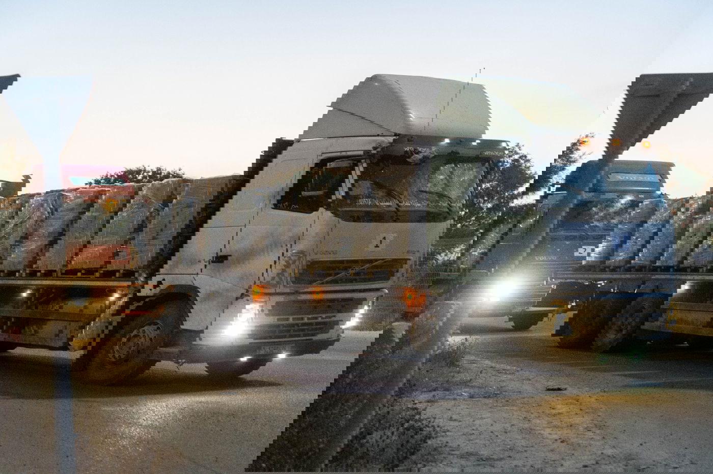 לראשונה: משאיות סיוע הוכנסו דרך המעבר הצפוני לרצועה