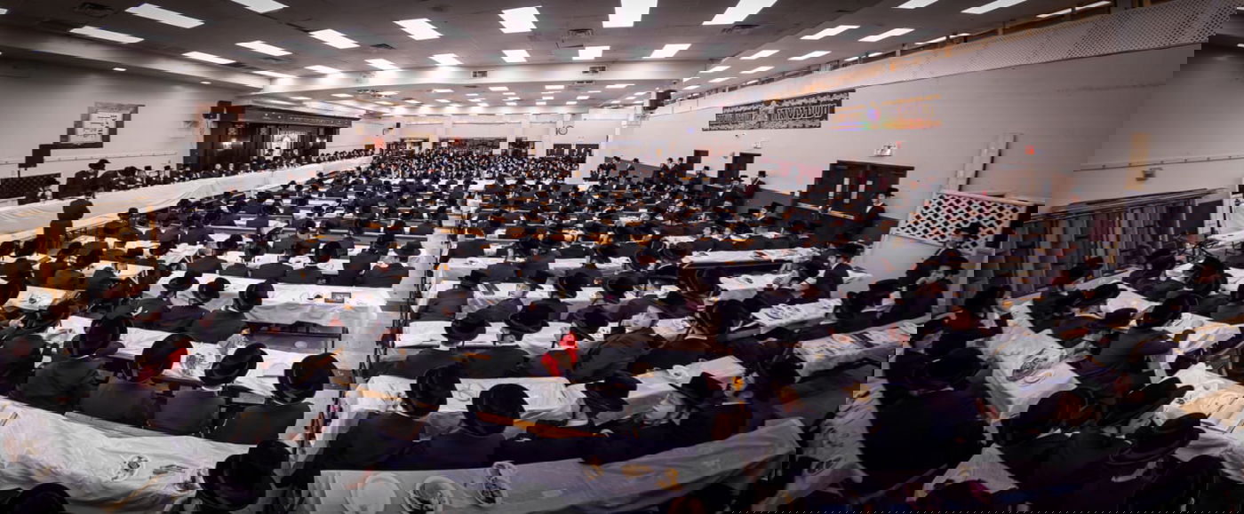 האדמו"ר מבאבוב 45 ערך טיש מיוחד לבחורים לפני בין הזמנים