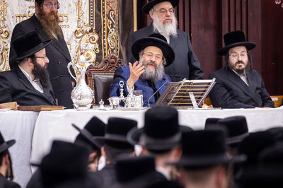 האדמו"ר מבאבוב 45 ערך טיש מיוחד לבחורים לפני בין הזמנים