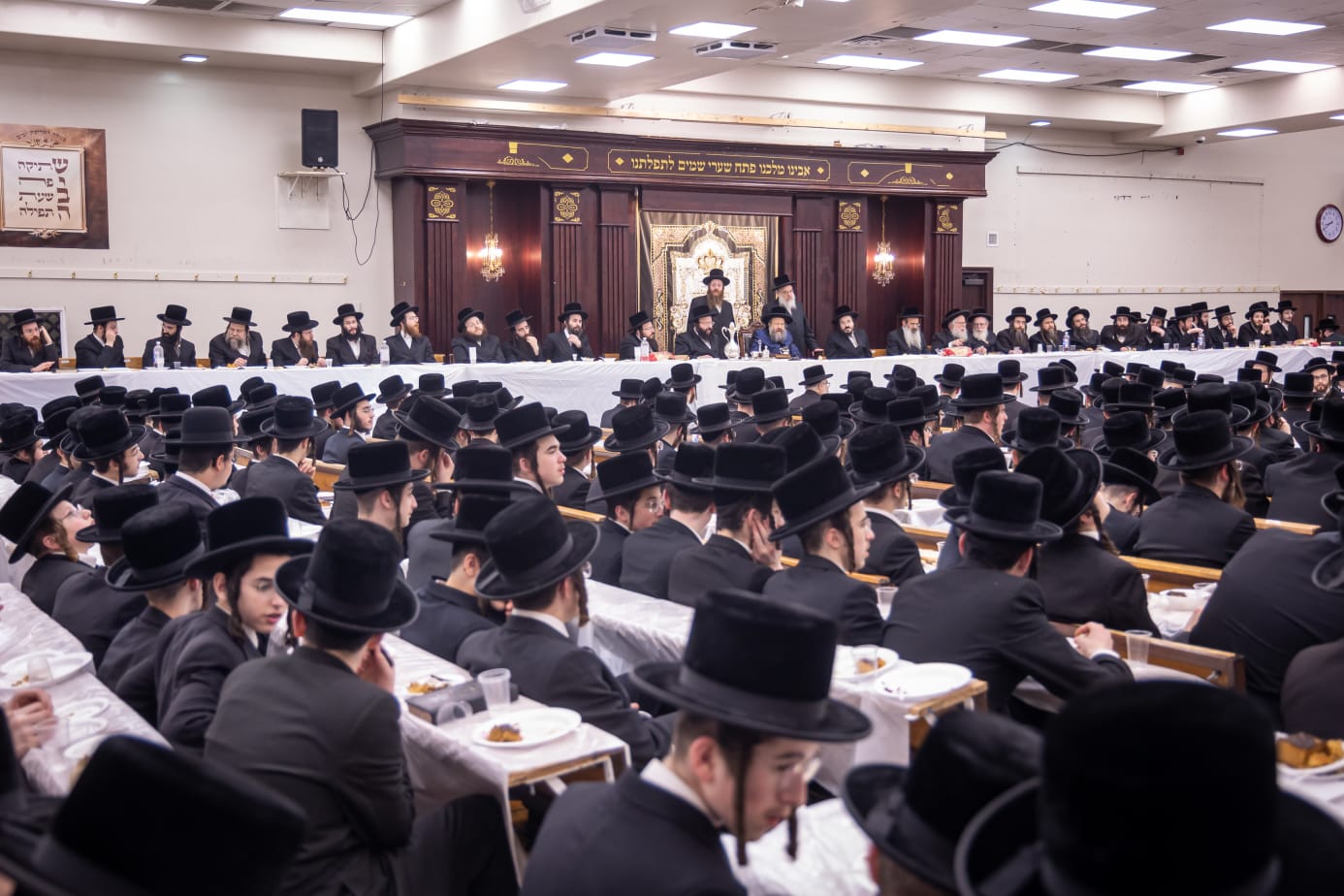 האדמו"ר מבאבוב 45 ערך טיש מיוחד לבחורים לפני בין הזמנים