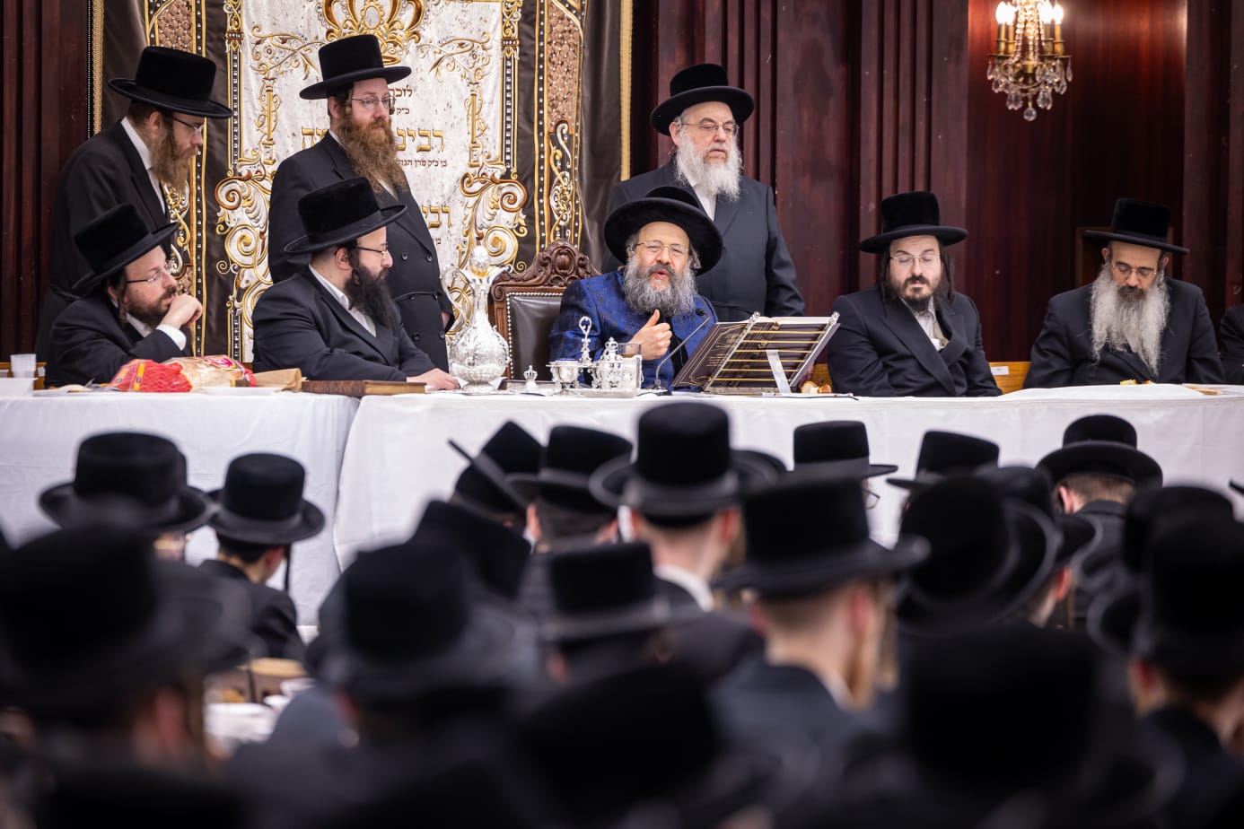 האדמו"ר מבאבוב 45 ערך טיש מיוחד לבחורים לפני בין הזמנים