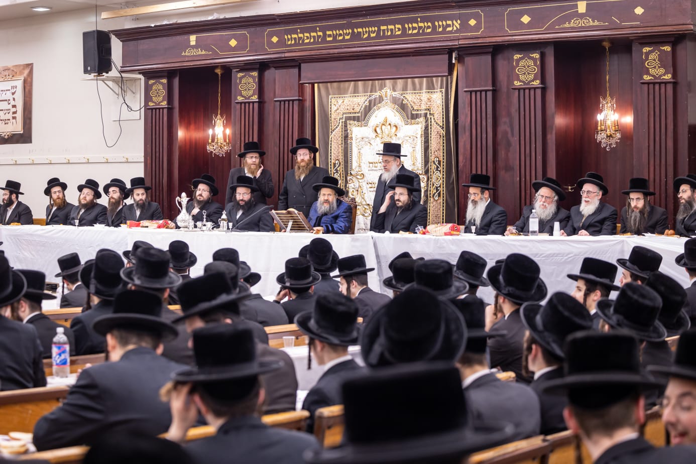 האדמו"ר מבאבוב 45 ערך טיש מיוחד לבחורים לפני בין הזמנים