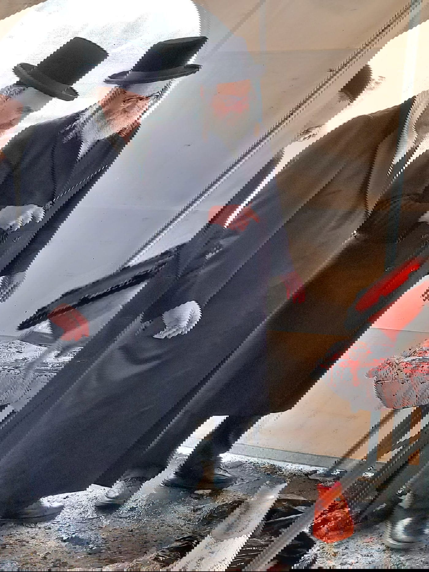 האדמו"ר מסקווירא מאנסי במשחטה בחצר בית מדרשו