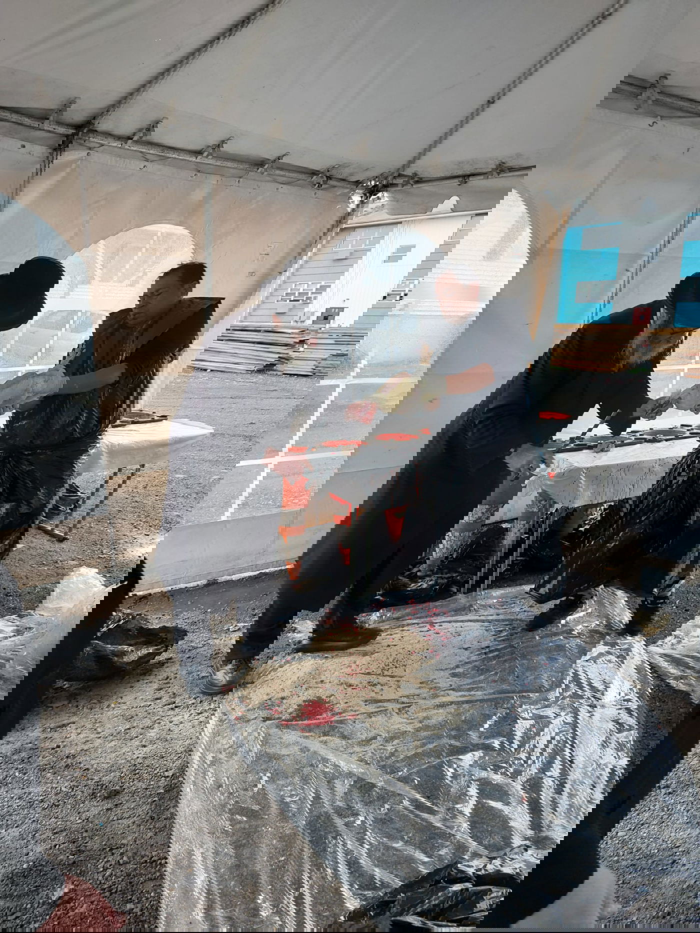 האדמו"ר מסקווירא מאנסי במשחטה בחצר בית מדרשו