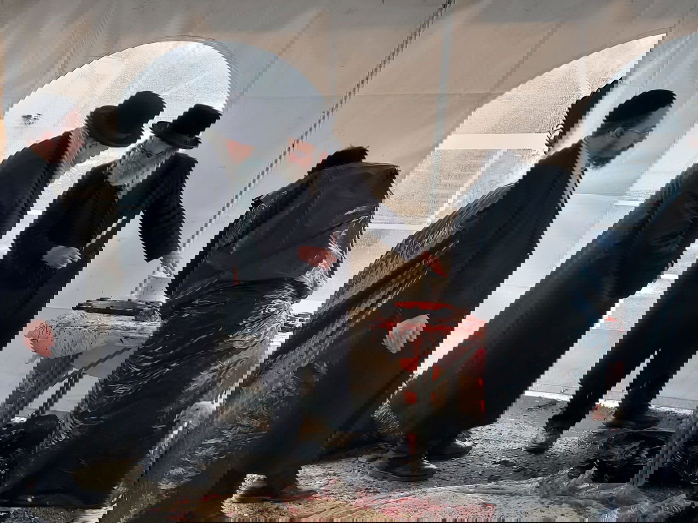 האדמו"ר מסקווירא מאנסי במשחטה בחצר בית מדרשו