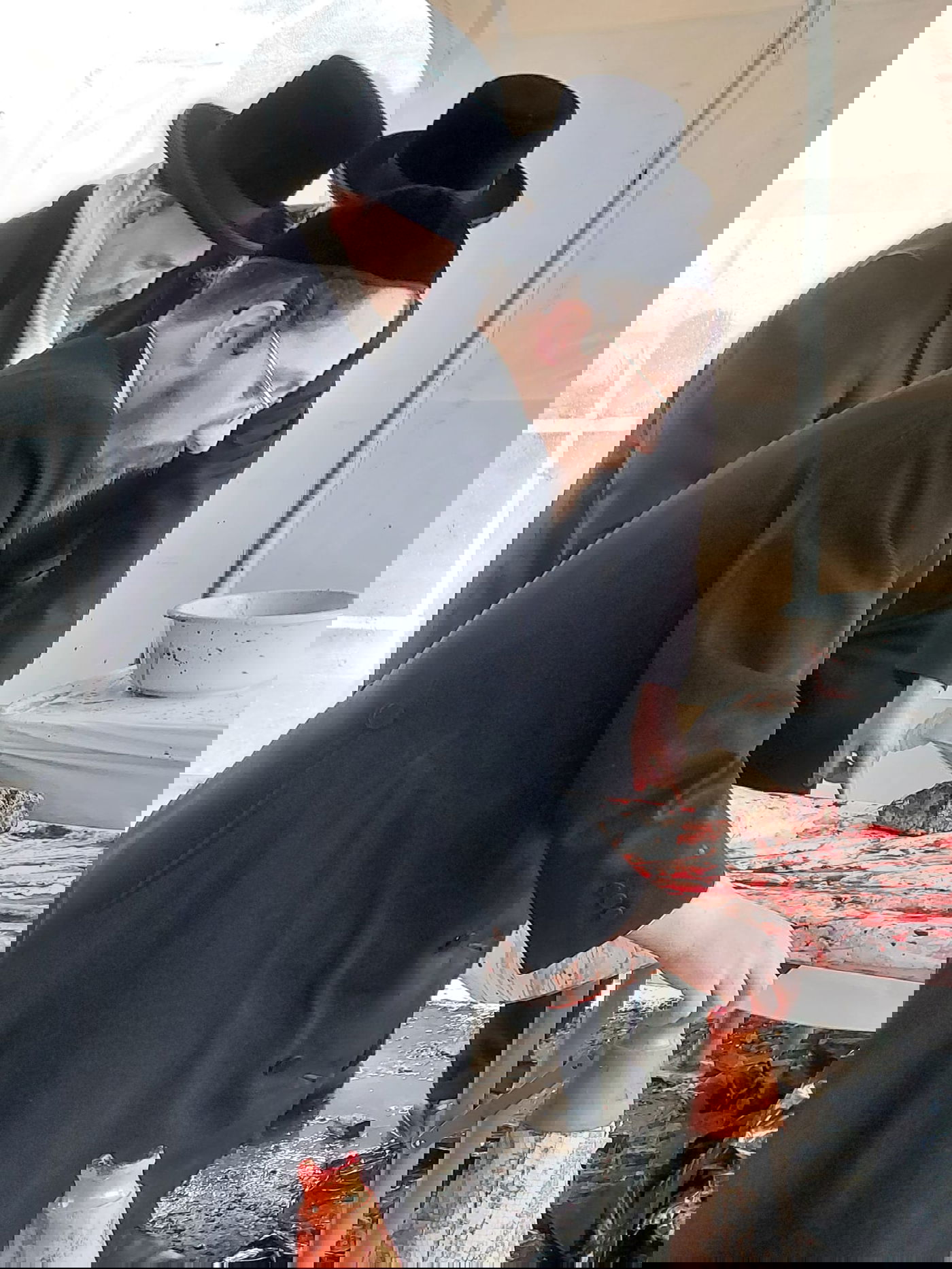 האדמו"ר מסקווירא מאנסי במשחטה בחצר בית מדרשו