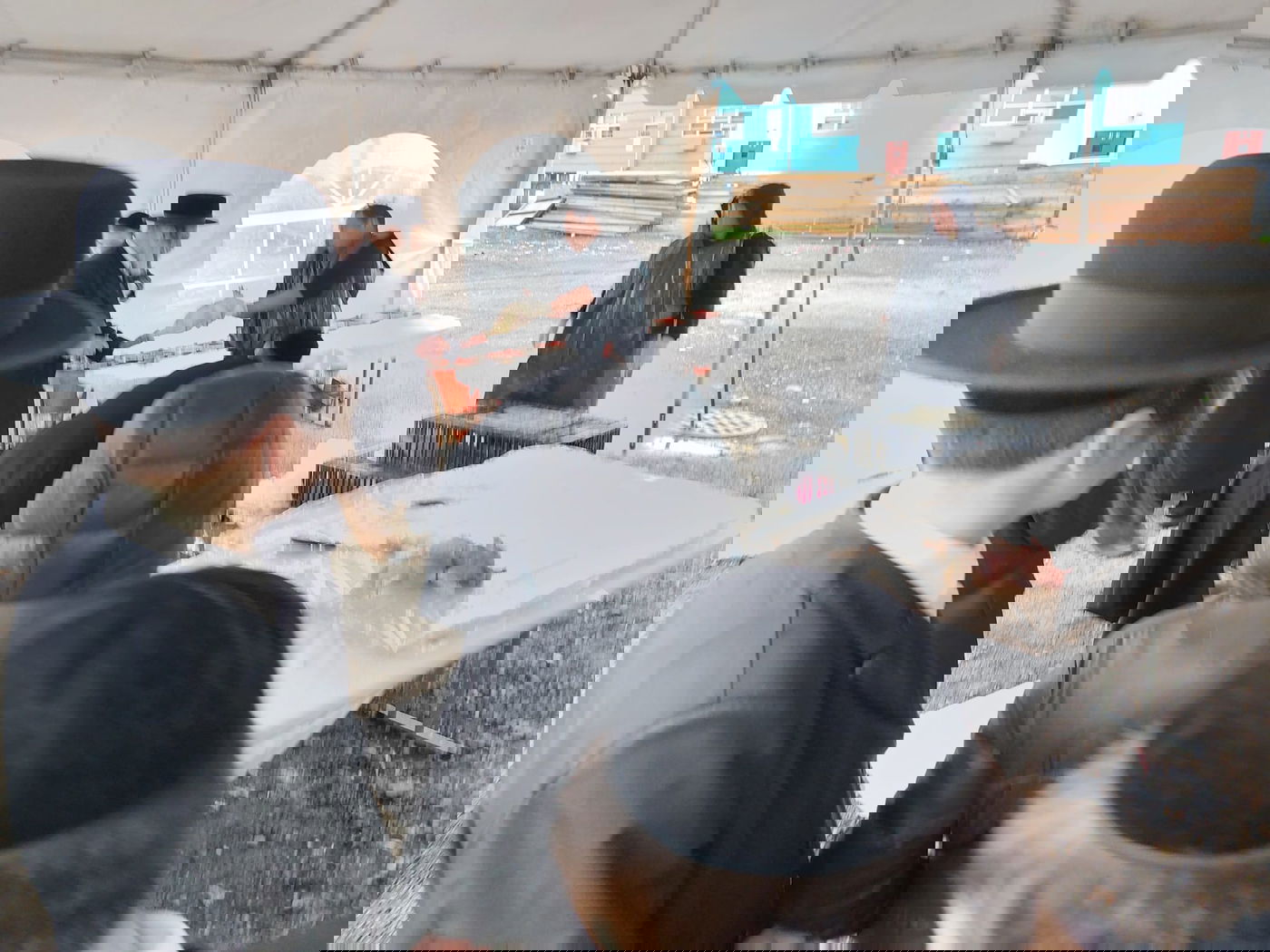 האדמו"ר מסקווירא מאנסי במשחטה בחצר בית מדרשו