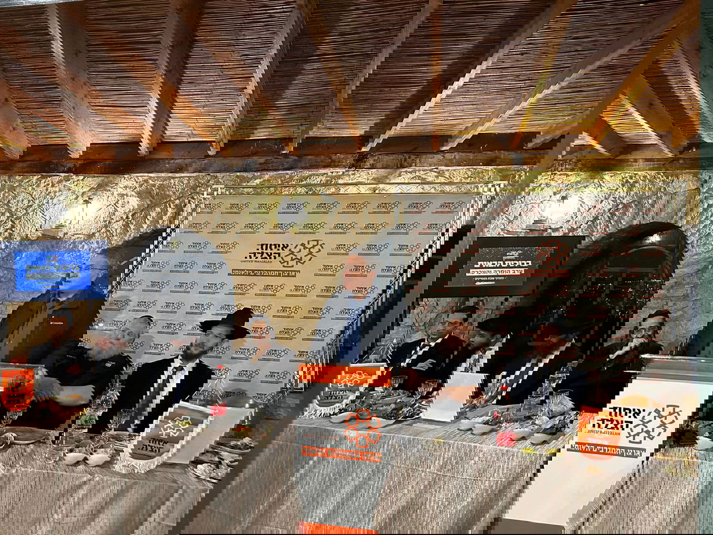 רב שיח בנושא רפואה והלכה התקיים, כאשר בתחילה הוקרנה מצגת מיוחדת המסכמת את פעילות אגף ההלכה