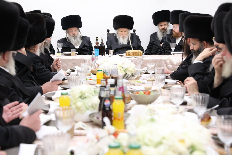 האדמו"ר מגור במלווה מלכה בערד