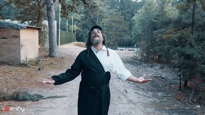 מיילך קאהן בסינגל קליפ חדש ומשעשע: "געדאוונט"