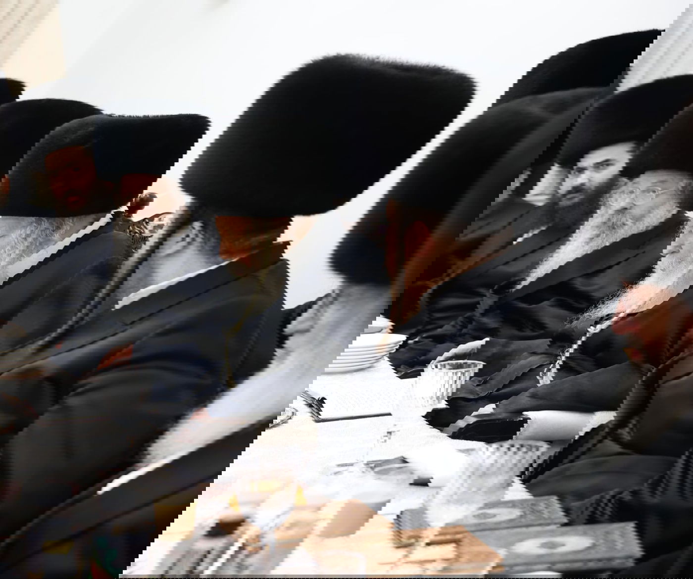 האדמו"ר מגור במלווה מלכה בערד 