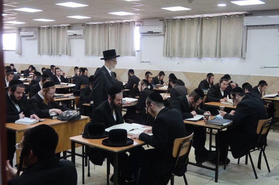 האדמו"ר מסערט ויזניץ בישיבת בין הזמנים