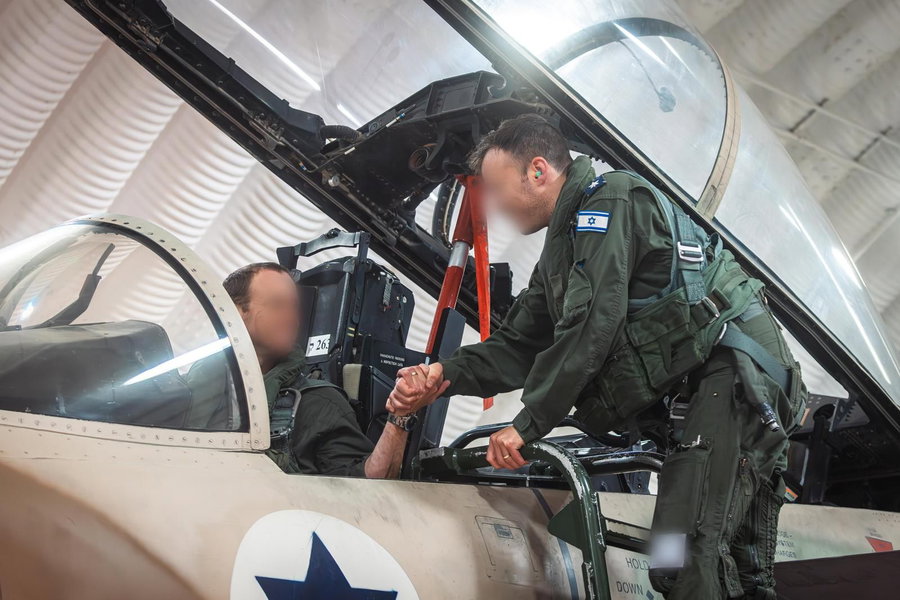 הטייסים בחזרה בבסיס חיל האוויר, אחרי התקיפה | ארכיון