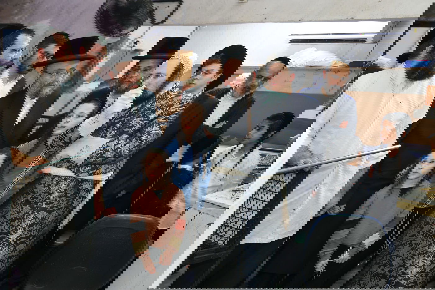 האדמו"ר ממעזבוז באפיית מצות