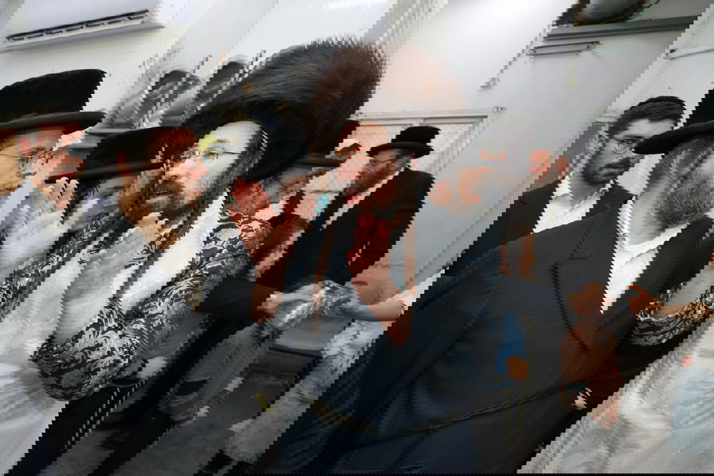 האדמו"ר ממעזבוז באפיית מצות