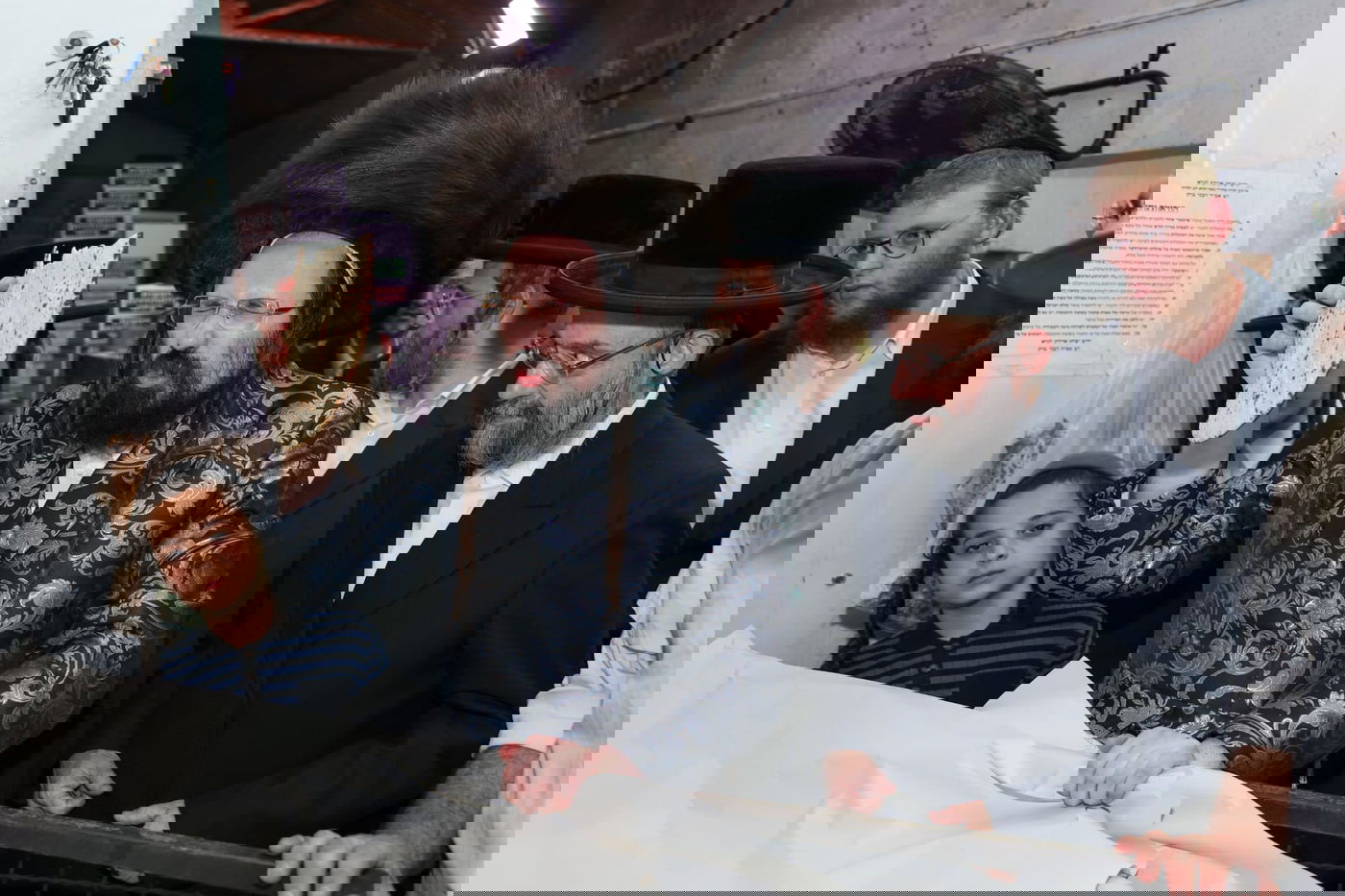 האדמו"ר ממעזבוז באפיית מצות