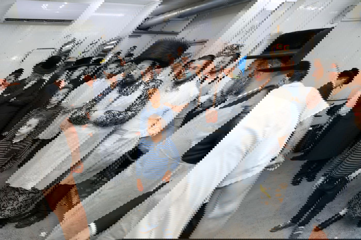 האדמו"ר ממעזבוז באפיית מצות