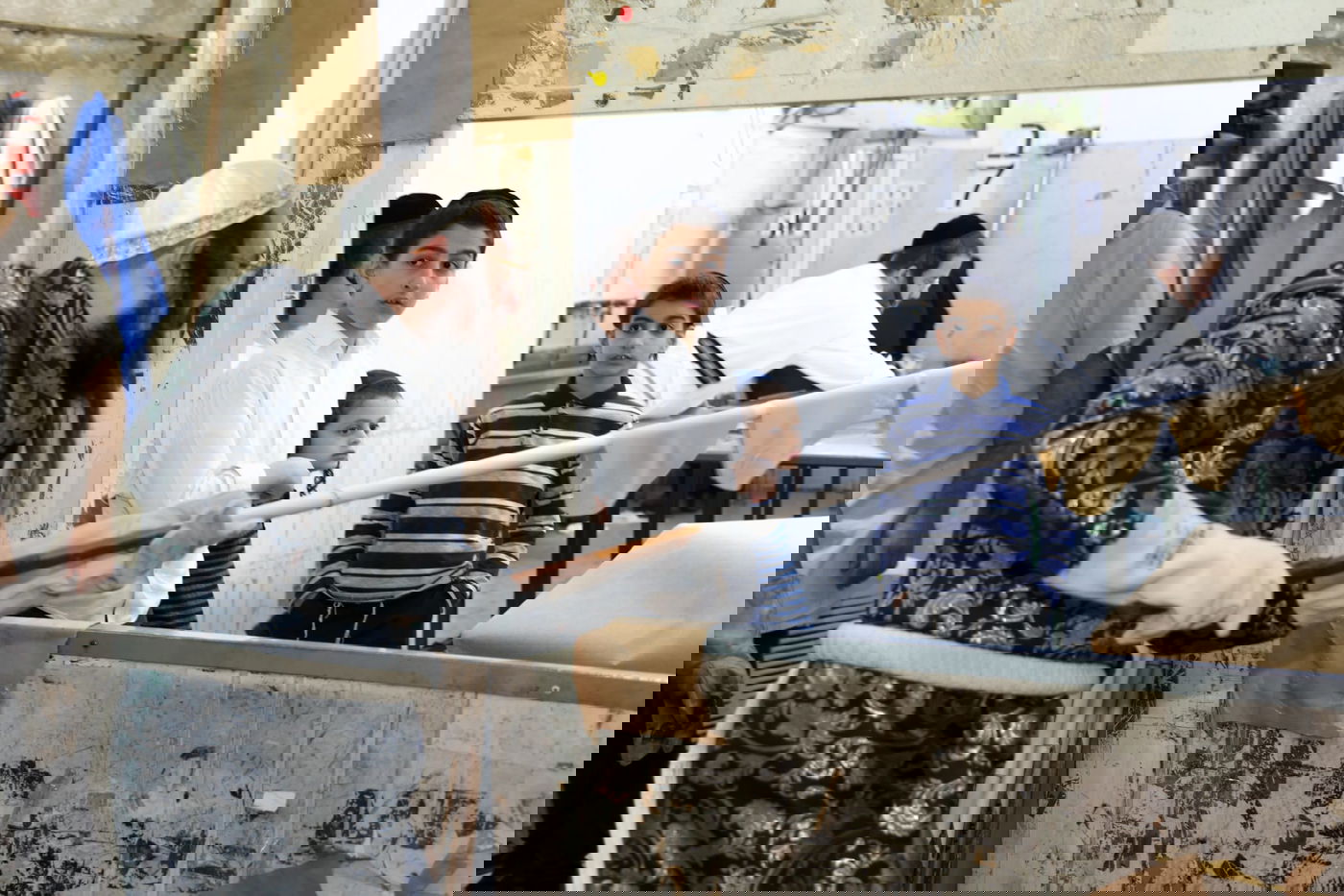 האדמו"ר ממעזבוז באפיית מצות