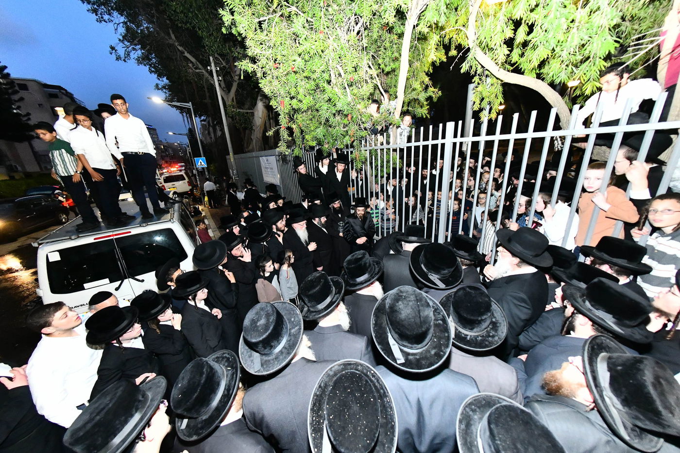 האדמו"ר מסאדיגורה בשאיבת מים שלנו 