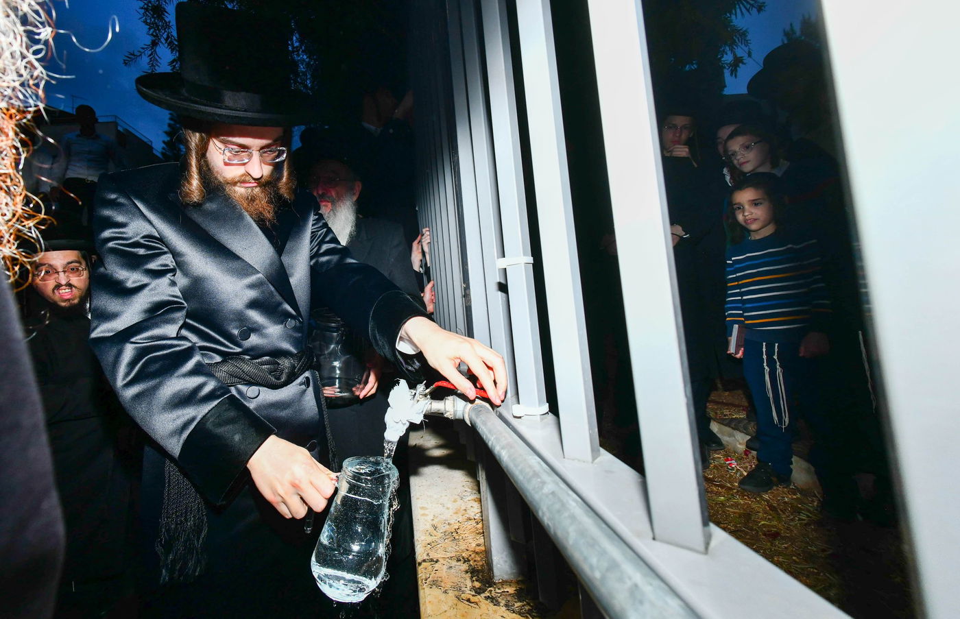 האדמו"ר מסאדיגורה בשאיבת מים שלנו 