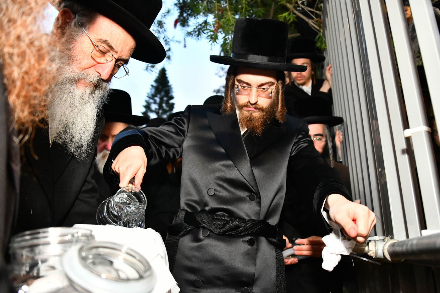 האדמו"ר מסאדיגורה בשאיבת מים שלנו 