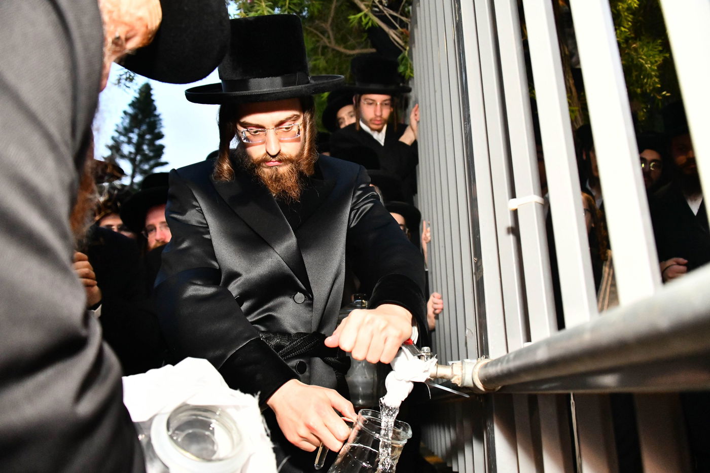 האדמו"ר מסאדיגורה בשאיבת מים שלנו 