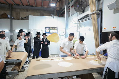 האדמו"ר מסקולען ירושלים באפיית מצות
