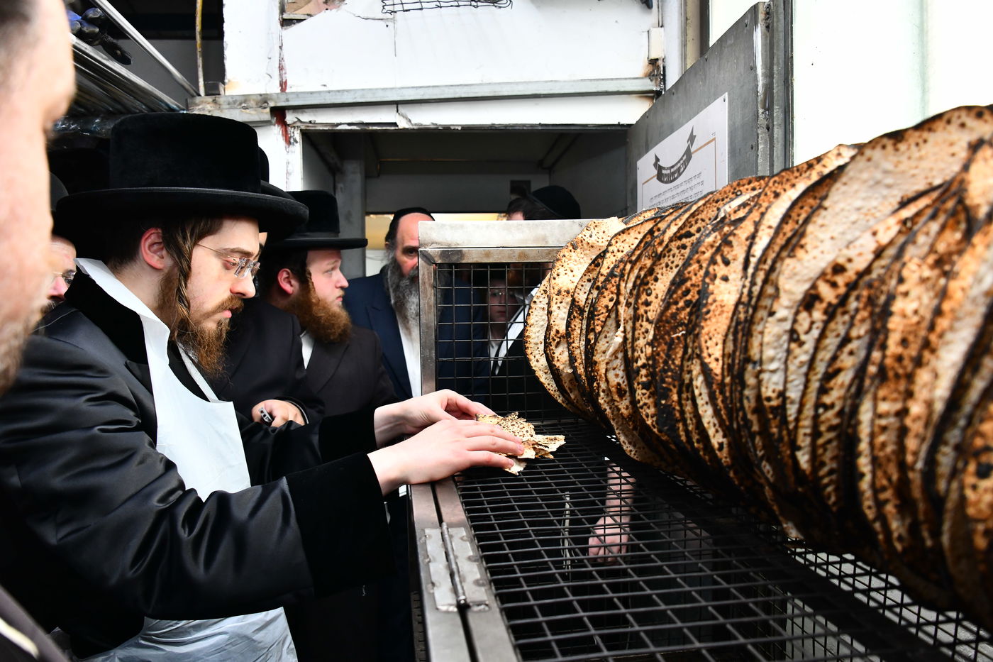 האדמו"ר מסאדיגורה באפיית המצות 