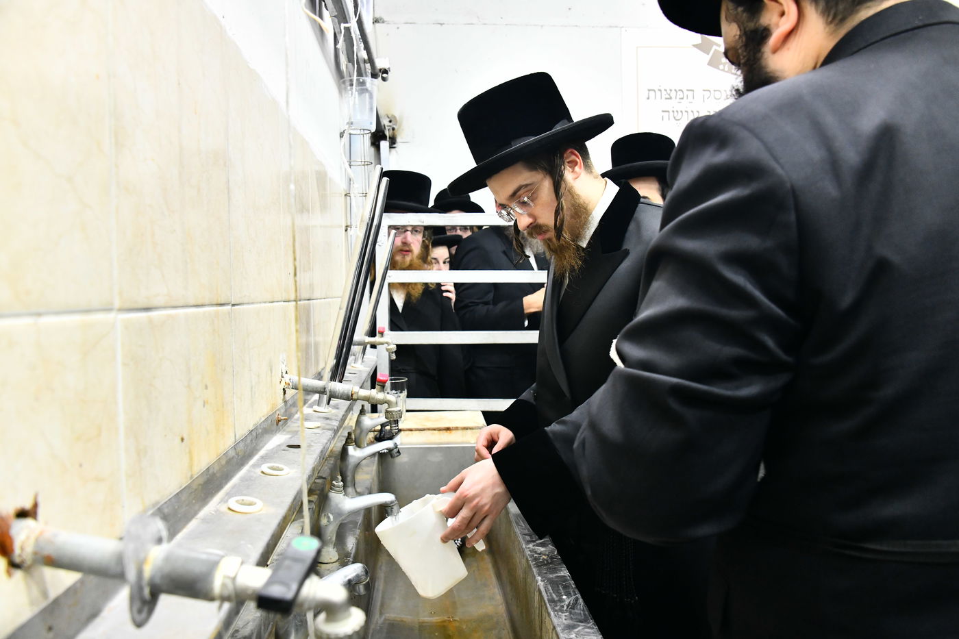 האדמו"ר מסאדיגורה באפיית המצות 