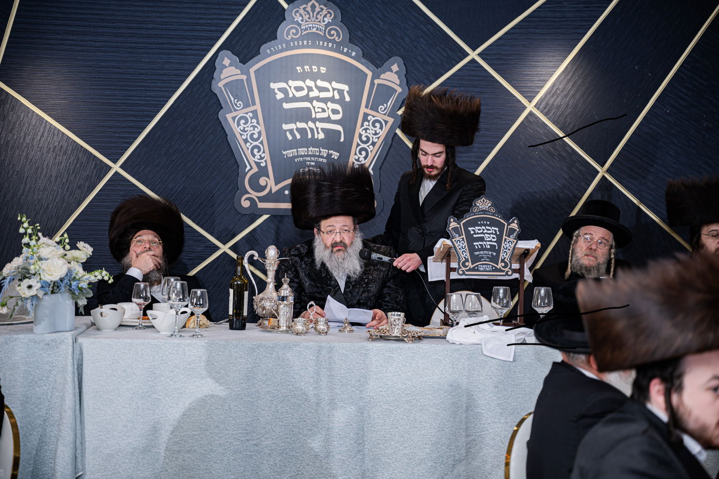 האדמו"ר מזוועהיל מאנסי בהכנסת ספר תורה לבית מדרשו