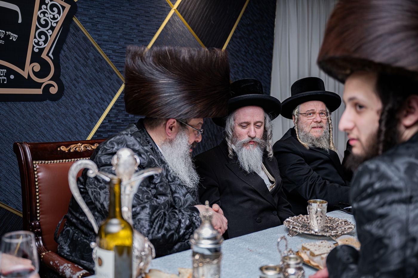 האדמו"ר מזוועהיל מאנסי בהכנסת ספר תורה לבית מדרשו