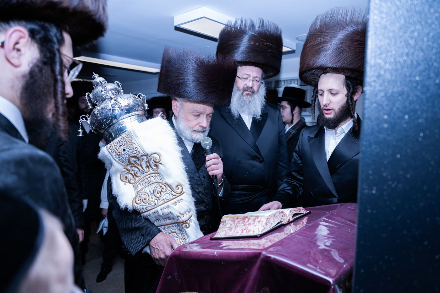 האדמו"ר מזוועהיל מאנסי בהכנסת ספר תורה לבית מדרשו