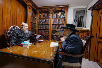 האדמו"ר מפינסק קארלין עם הגרי"מ שעכטער