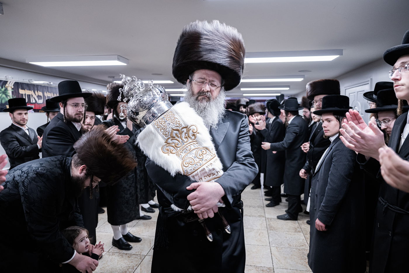 האדמו"ר מזוועהיל מאנסי בהכנסת ספר תורה לבית מדרשו