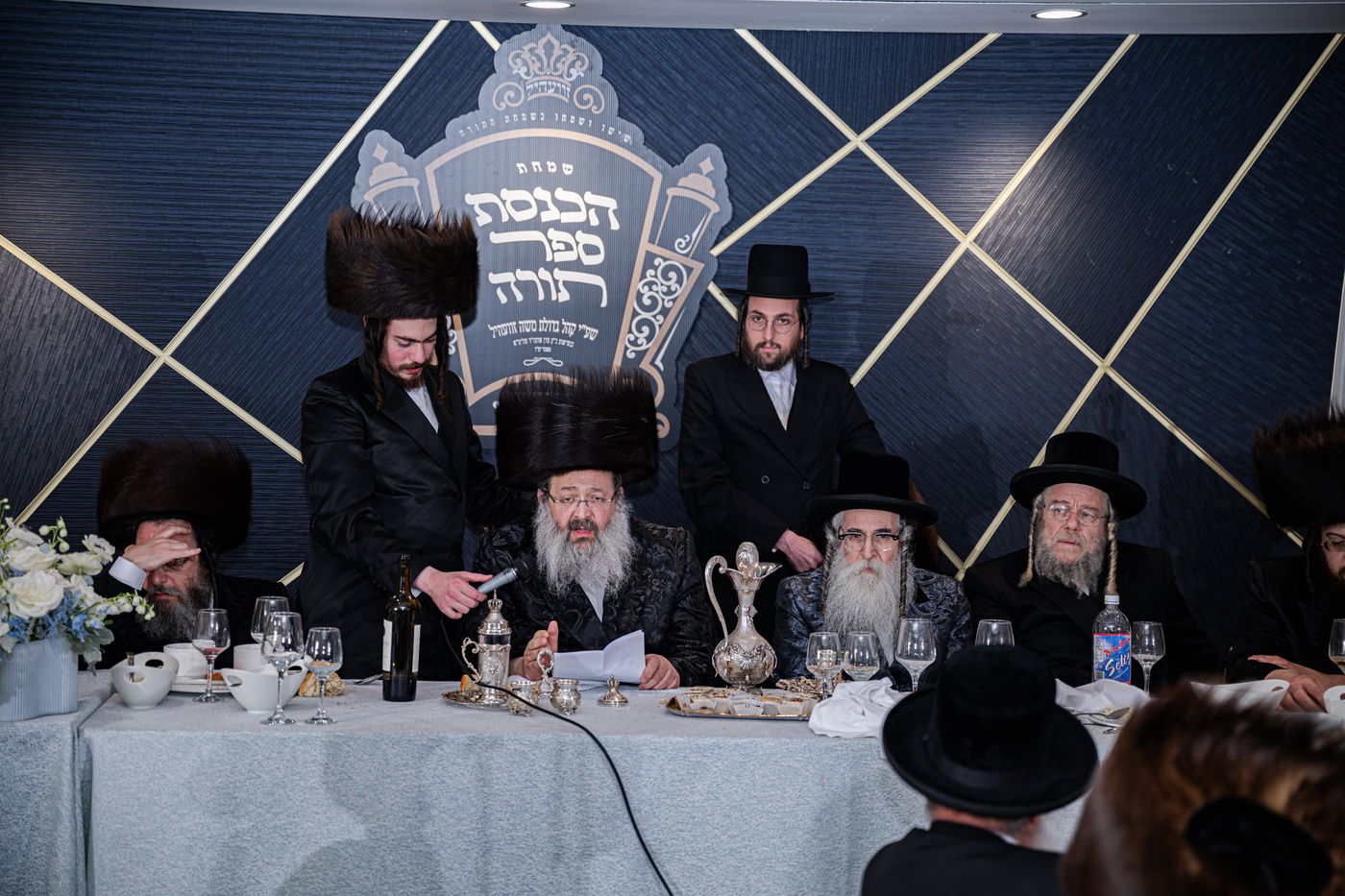 האדמו"ר מזוועהיל מאנסי בהכנסת ספר תורה לבית מדרשו