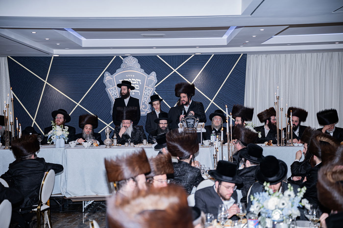 האדמו"ר מזוועהיל מאנסי בהכנסת ספר תורה לבית מדרשו