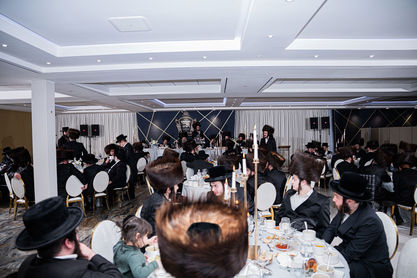 האדמו"ר מזוועהיל מאנסי בהכנסת ספר תורה לבית מדרשו