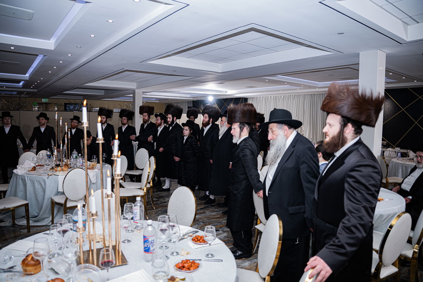 האדמו"ר מזוועהיל מאנסי בהכנסת ספר תורה לבית מדרשו